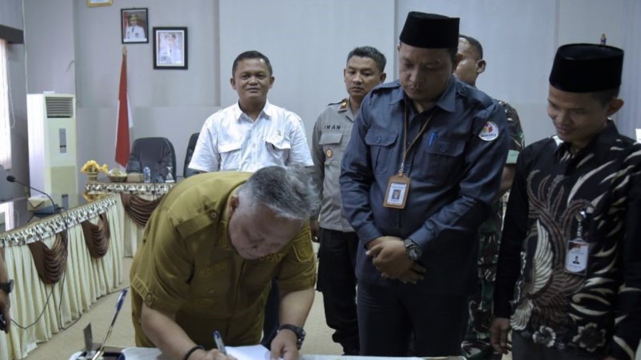 Bupati Bangka Barat Sukirman menandatangani naskah perjanjian hibah daerah untuk Pilkada 2024, didampingi Ketua Bawaslu dan KPU Kabupaten setempat. (ANTARA/HO-Diskominfo Bangka Barat)