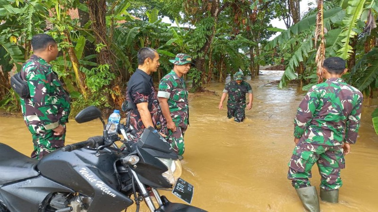 Anggota Komando Rayon Militer Sumpiuh meninjau dampak banjir di Grumbul Karet, Kelurahan Sumpiuh, Kecamatan Sumpiuh, Kabupaten Banyumas, Provinsi Jawa Tengah, Rabu (15/11/2023). (ANTARA/HO-Koramil Sumpiuh)