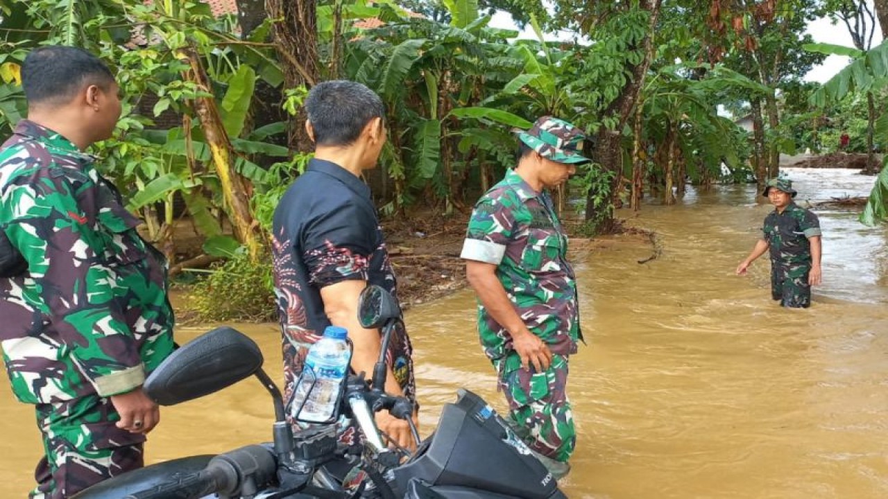 Ilustrasi - Anggota Komando Rayon Militer Sumpiuh meninjau dampak banjir di Grumbul Karet, Kelurahan Sumpiuh, Kecamatan Sumpiuh, Kabupaten Banyumas, Provinsi Jawa Tengah, Rabu (15/11/2023). (ANTARA/HO-Koramil Sumpiuh)