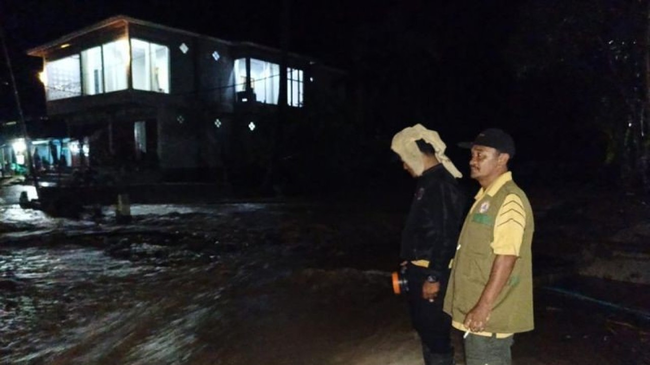 Banjir melanda daerah permukiman penduduk di Kabupaten Aceh Tenggara, Provinsi Aceh, Senin (13/11/2023). (ANTARA/HO-BPBD Aceh Tenggara)