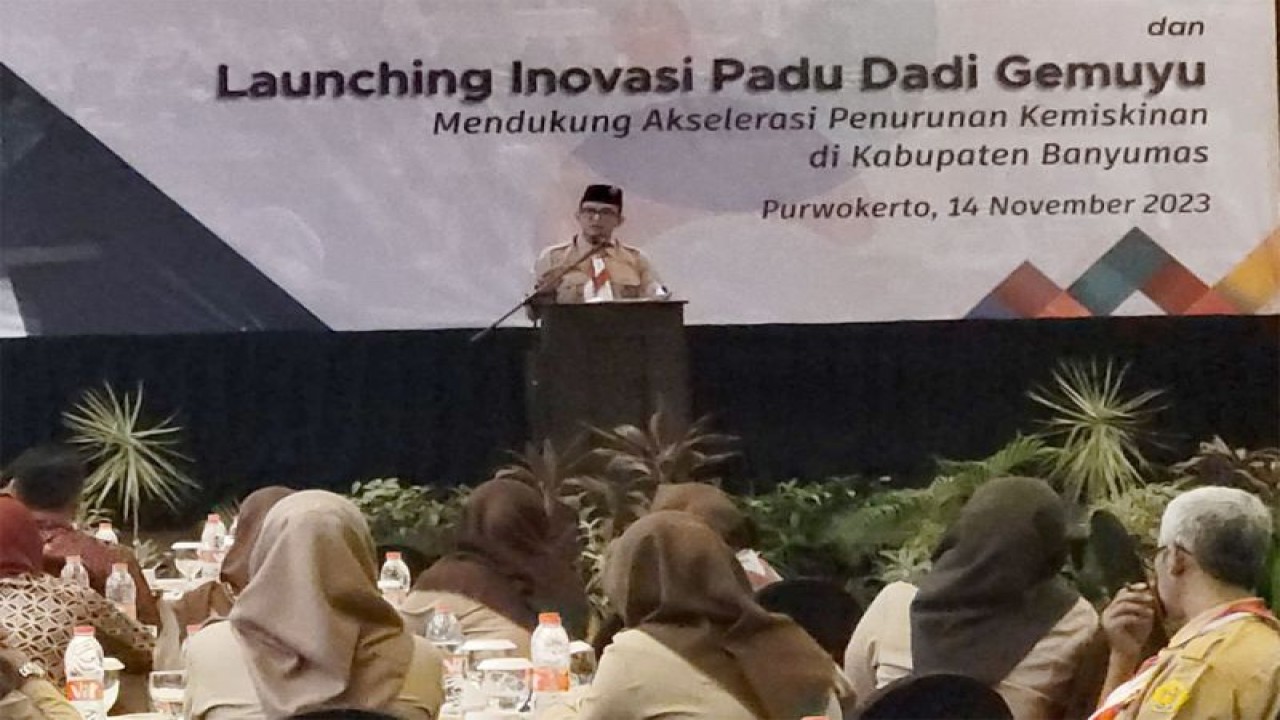 Penjabat Bupati Banyumas Hanung Cahyo Saputro memberi sambutan pada peluncuran inovasi "Padu Dadi Gemuyu" di Purwokerto, Kabupaten Banyumas, Selasa (14/11/2023). ANTARA/HO-Pemkab Banyumas