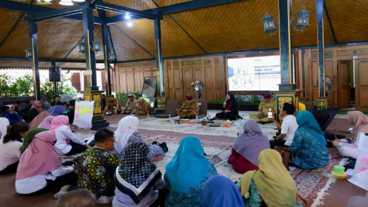 Bupati Banyuwangi Ipuk Fiestiandani saat berdiskusi dengan anak-anak dan perempuan dalam rangkaian kegiatan Peringatan Hari Anak Internasional 2023. ANTARA/HO-Humas Pemkab Banyuwangi