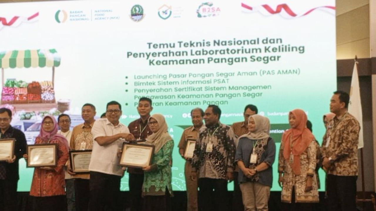 OKKPD Kalimantan Tengah menerima sertifikat sistem manajemen pengawasan keamanan pangan segar dari Bapanas di Bogor, Senin (20/11/2023). (ANTARA/HO-Dishanpang Kalteng)