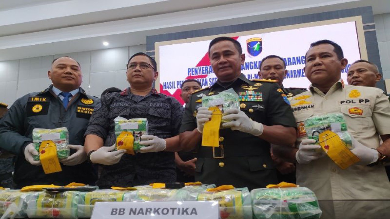 Pangdam XII Tanjungpura Mayjen TNI Iwan Setiawan menyerahkan barang bukti narkoba jenis sabu bersama tersangka yang merupakan hasil pengungkapan penyeludupan narkoba di sepanjang perbatasan Indonesia-Malaysia, wilayah Kalimantan Barat, kepada pihak kepada pihak BNN Kalimantan Barat, di Pontianak, Rabu (1/11/2023). ANTARA/Jessica Wuysang. (Jessica Wuysang)