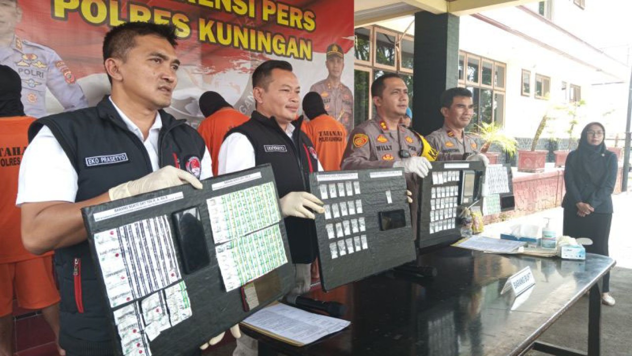 Satuan Reserse Narkoba Polres Kuningan saat menggelar rilis pengungkapan kasus pidana narkotika dan obat keras di Kuningan, Jawa Barat, Selasa (14/11/2023). (ANTARA/Fathnur Rohman)