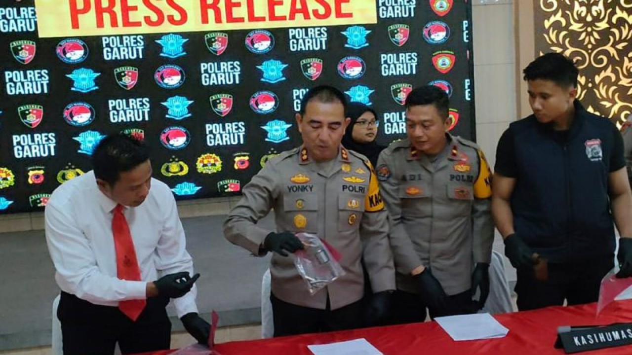 Polisi menggelar jumpa pers pengungkapan kasus kepemilikan senjata api di Markas Polres Garut, Jawa Barat, Senin (20/11/2023). (ANTARA/Feri Purnama)