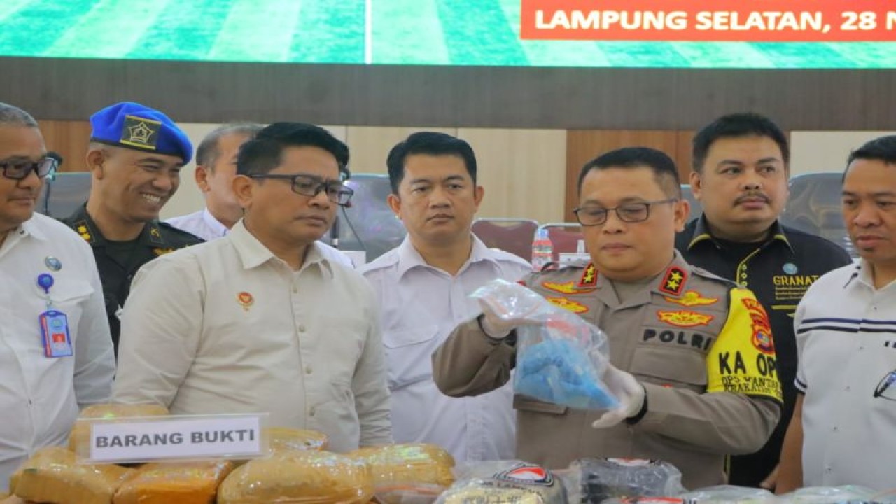 Kapolda Lampung Irjen Pol Helmy Santika saat menunjukan barang bukti yang berhasil diamankan oleh Polda Lampung di Mapolda Lampung. Selasa, (28/11/2023). (ANTARA/HO-Polda Lampung)