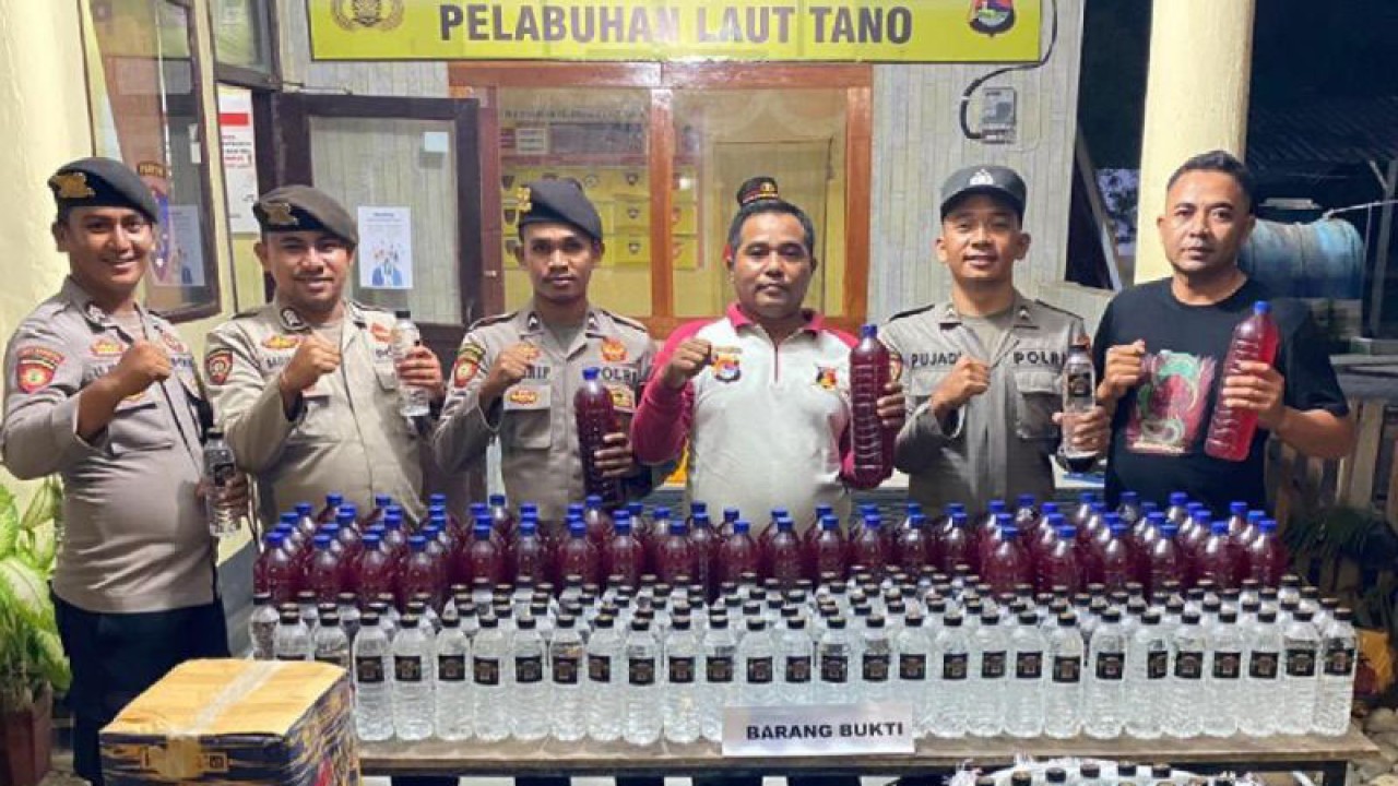 Petugas kepolisian menunjukkan ratusan botol minuman beralkohol buatan tradisional jenis arak dan berem merah hasil sitaan dari giat rutin di Pelabuhan Poto Tano, Sumbawa Barat, NTB, Selasa (28/11/2023). (ANTARA/HO-Polres Sumbawa Barat)