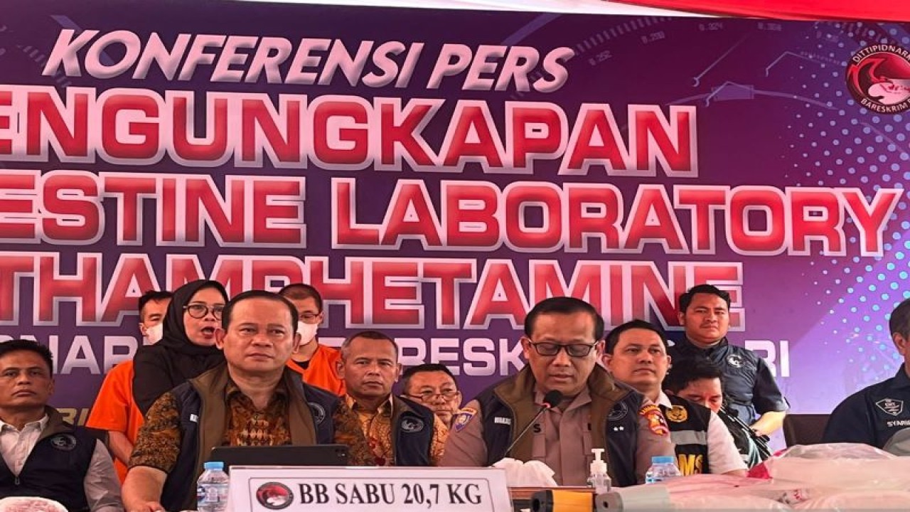 Direktorat Tindak Pidana Narkoba Badan Reserse Kriminal (Bareskrim) Polri membongkar pabrik pembuatan sabu jaringan internasional di Apartemen Bandara City, Kosambi, Kabupaten Tangerang pada Jumat (17/11/2023). ANTARA/Azmi.