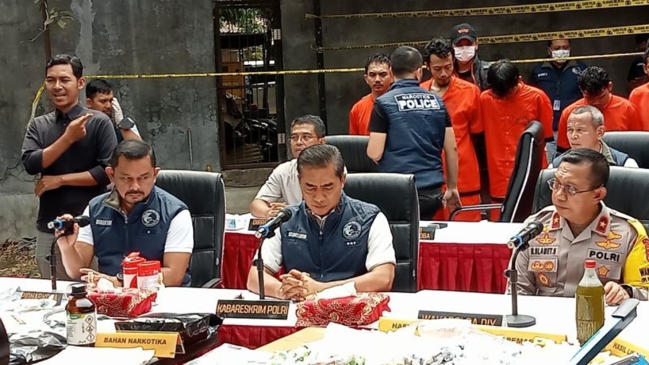Kabareskrim Polri Komjen Pol. Wahyu Widada didampingi Wakapolda DIY Brigjen Pol. Slamet Santoso dalam konferensi pers pengungkapan kasus narkoba di Banguntapan, Kabupaten Bantul, DIY, Jumat (3/11/2023). ANTARA/Hery Sidik