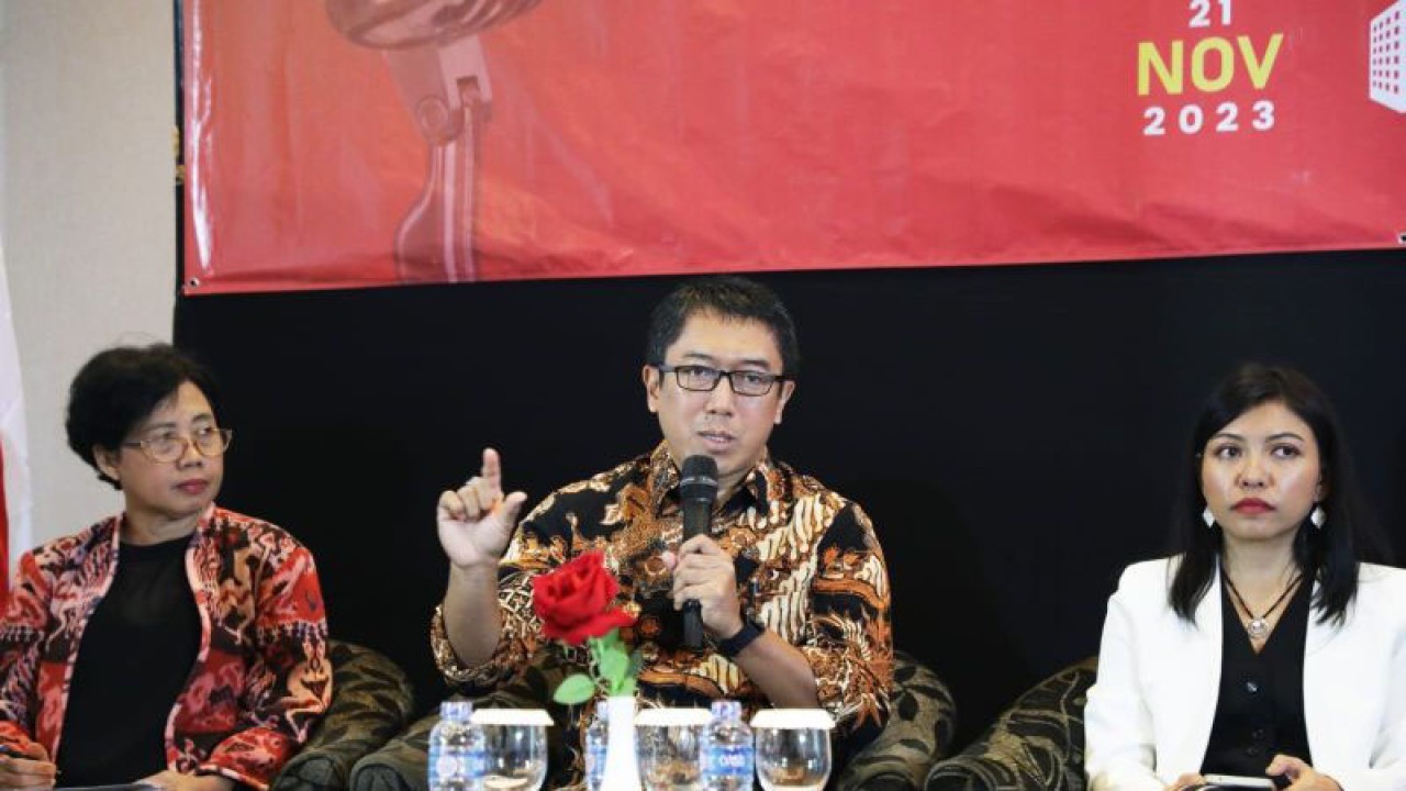 Direktur Tata Negara Direktorat Jenderal AHU Kemenkumham Baroto (tengah) saat menjadi pembicara di Jakarta, Selasa (21/11/2023). (ANTARA/HO-Kemenkumham RI)