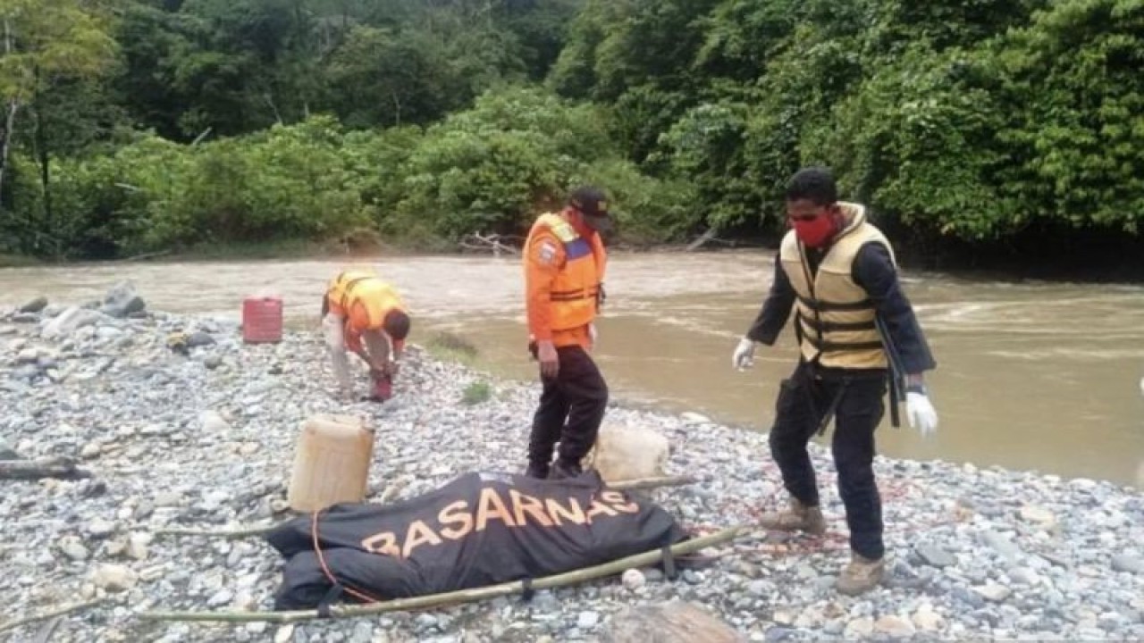 Arsip - Tim Basarnas Pos Meulaboh mengevakuasi jasad seorang penambang emas warga Desa Manjeng, Kecamatan Pante Ceureumen, Kabupaten Aceh Barat yang ditemukan meninggal dunia di daerah aliran sungai (DAS) Krueng Woyla, Selasa (1/6/2021). (ANTARA/HO-Dok. Basarnas Pos Meulaboh)
