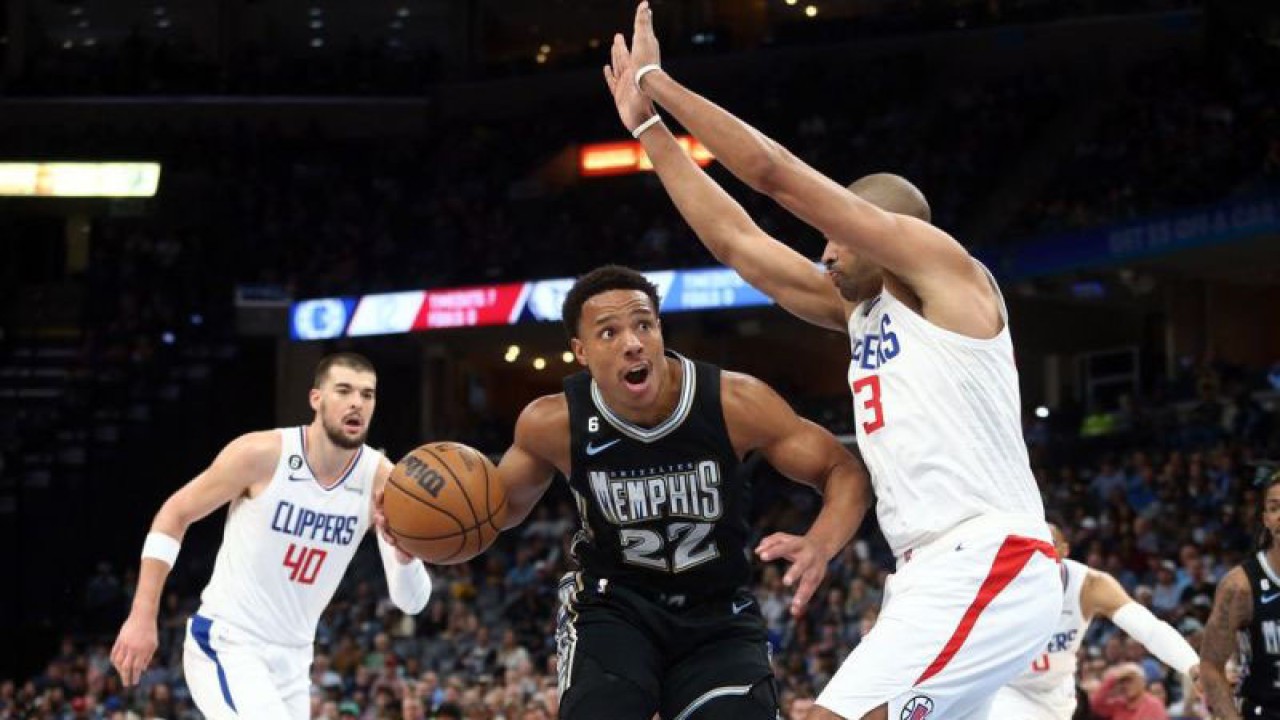 Pebasket Memphis Grizzlies Desmond Bane (22) berupaya melewati hadangan pebasket Los Angeles Clippers Nicolas Batum (33) dalam pertandingan NBA di FedExForum, Memphis, Tennessee, AS (31/3/2023). Memphis Grizzlies mengalahkan Los Angeles Clipper dengan skor 108-94. ANTARA FOTO/Petre Thomas-USA TODAY Sports via Reuters/tom.