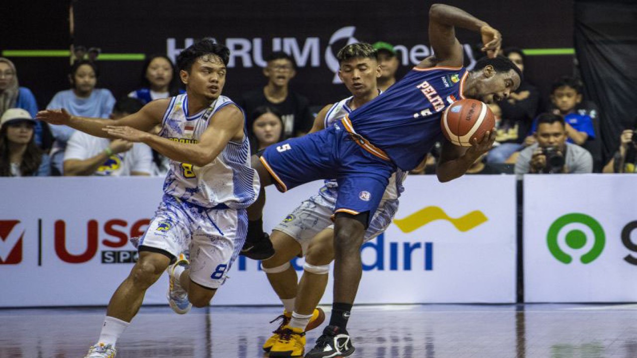 Dua pebasket Prawira Harum Bandung Yudha Saputera (kiri) dan M Fhirdan Guntara (kedua kiri) berusaha menghadang laju pebasket Pelita Jaya Bakrie Jakarta Dashaun Najee Wiggins (kanan) pada babak Final Indonesia Basket League (IBL) 2023 di GOR C-Tra Arena, Bandung, Jawa Barat, Sabtu (22/7/2023). ANTARA FOTO/M Agung Rajasa/Spt.
