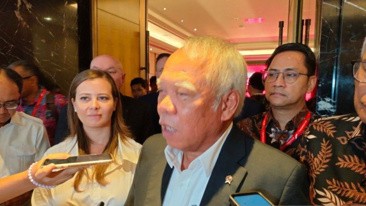 Menteri PUPR Basuki Hadimuljono menyampaikan keterangan kepada awak media di Jakarta, Selasa (14/11/2023). ANTARA/Aji Cakti