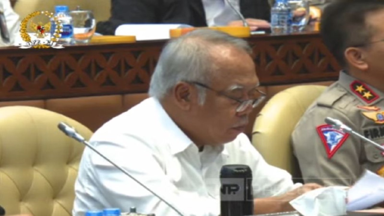 Tangkapan layar - Menteri PUPR Basuki Hadimuljono dalam Rapat Kerja bersama Komisi V DPR RI terkait persiapan Natal dan Tahun Baru di Jakarta, Selasa (21/11/2023). ANTARA/Aji Cakti