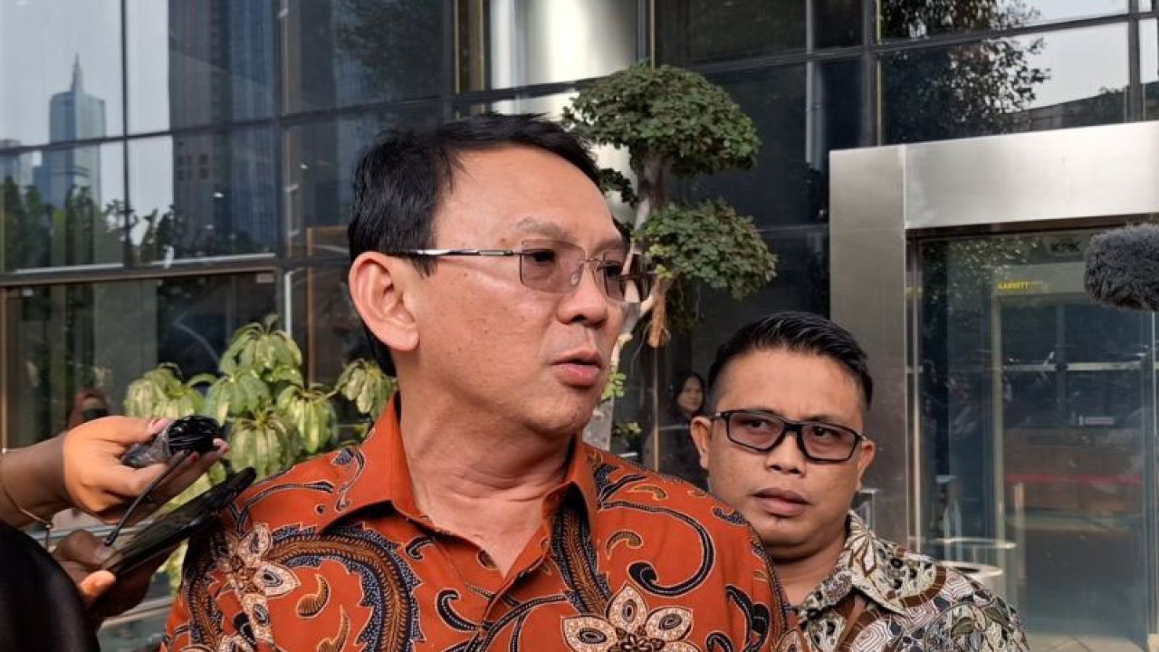 Komisaris Utama PT Pertamina (Persero) Basuki Tjahaja Purnama saat memberikan keterangan usai diperiksa KPK di Gedung Merah Putih KPK, Jakarta Selatan, Selasa (7/11/2023). (ANTARA/Fianda Sjofjan Rassat)