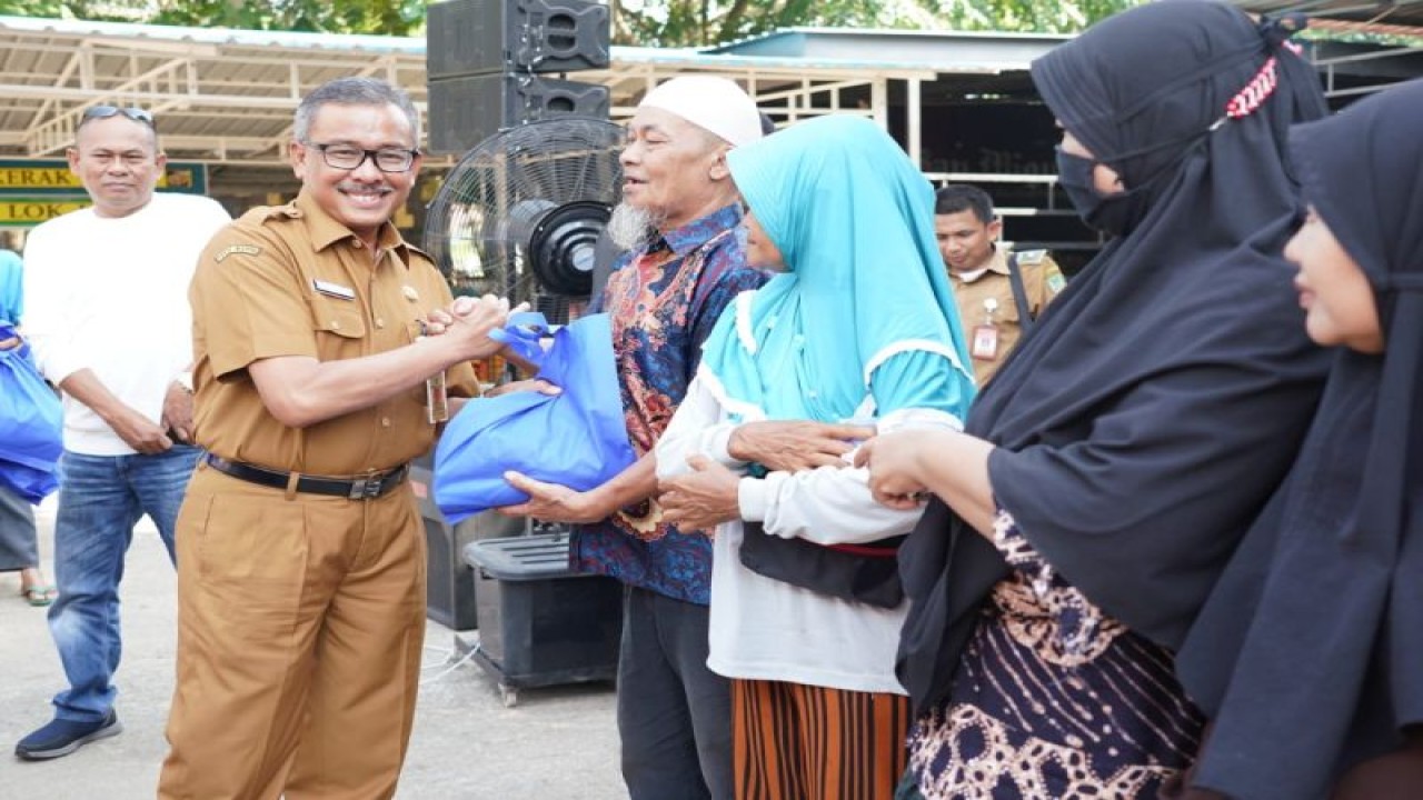 Sekretaris Daerah Kota Batam, Jefridin Hamid saat memberikan paket sembako murah secara simbolis kepada masyarakat Batam (ANTARA/HO-Pemkot Batam)