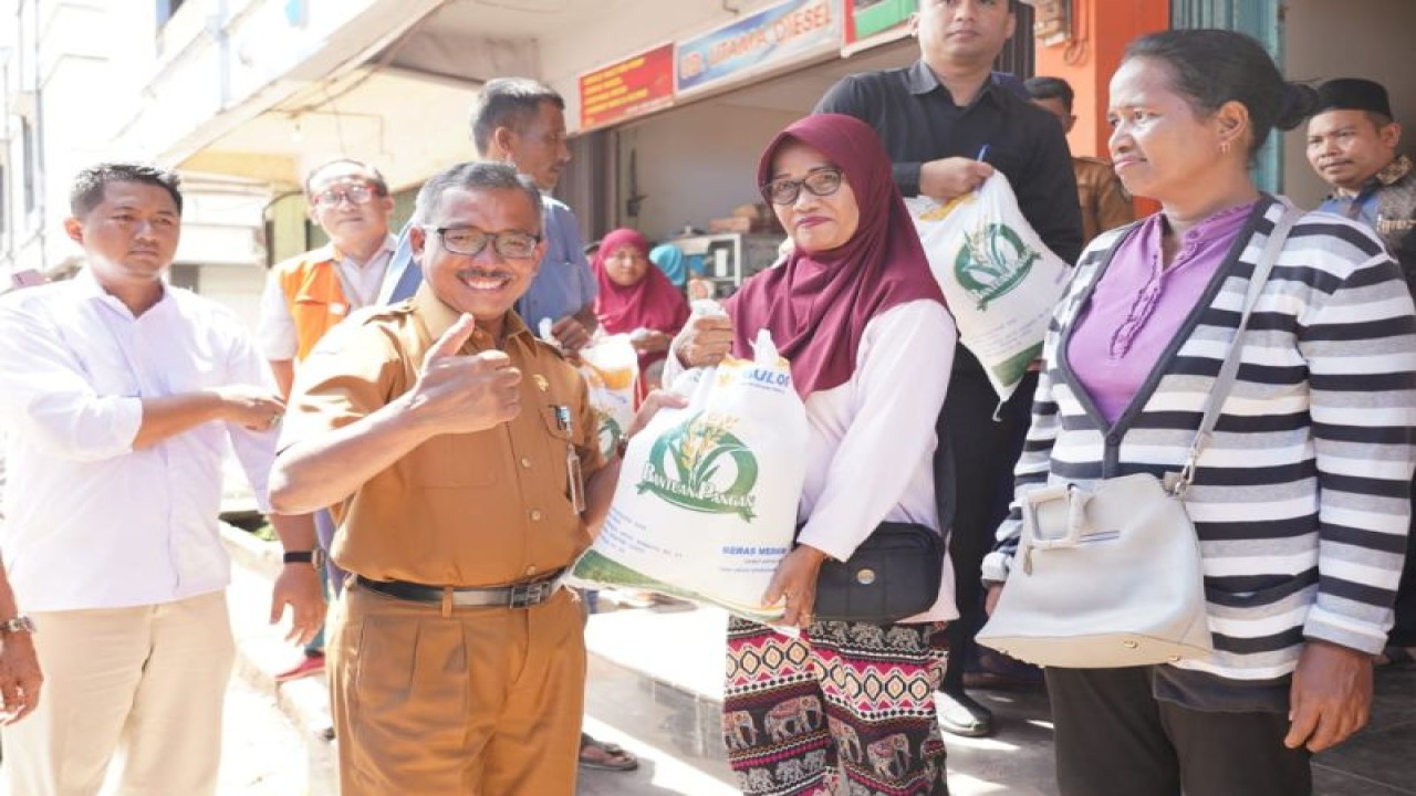 Sekretaris Daerah Kota Batam Jefridin Hamid saat menyalurkan bantuan cadangan beras pemerintah kepada masyarakat (ANTARA/HO-Pemkot Batam)