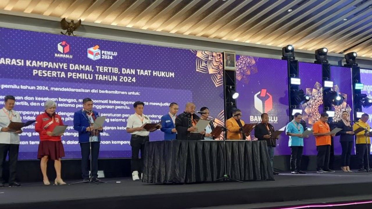 Perwakilan partai politik (parpol) peserta Pemilihan Umum (Pemilu) 2024 menandatangani Deklarasi Kampanye Damai, Tertib, dan Taat Hukum Peserta Pemilu Tahun 2024 di Jakarta, Senin (27/11/2023). (ANTARA/Narda Margaretha Sinambela)
