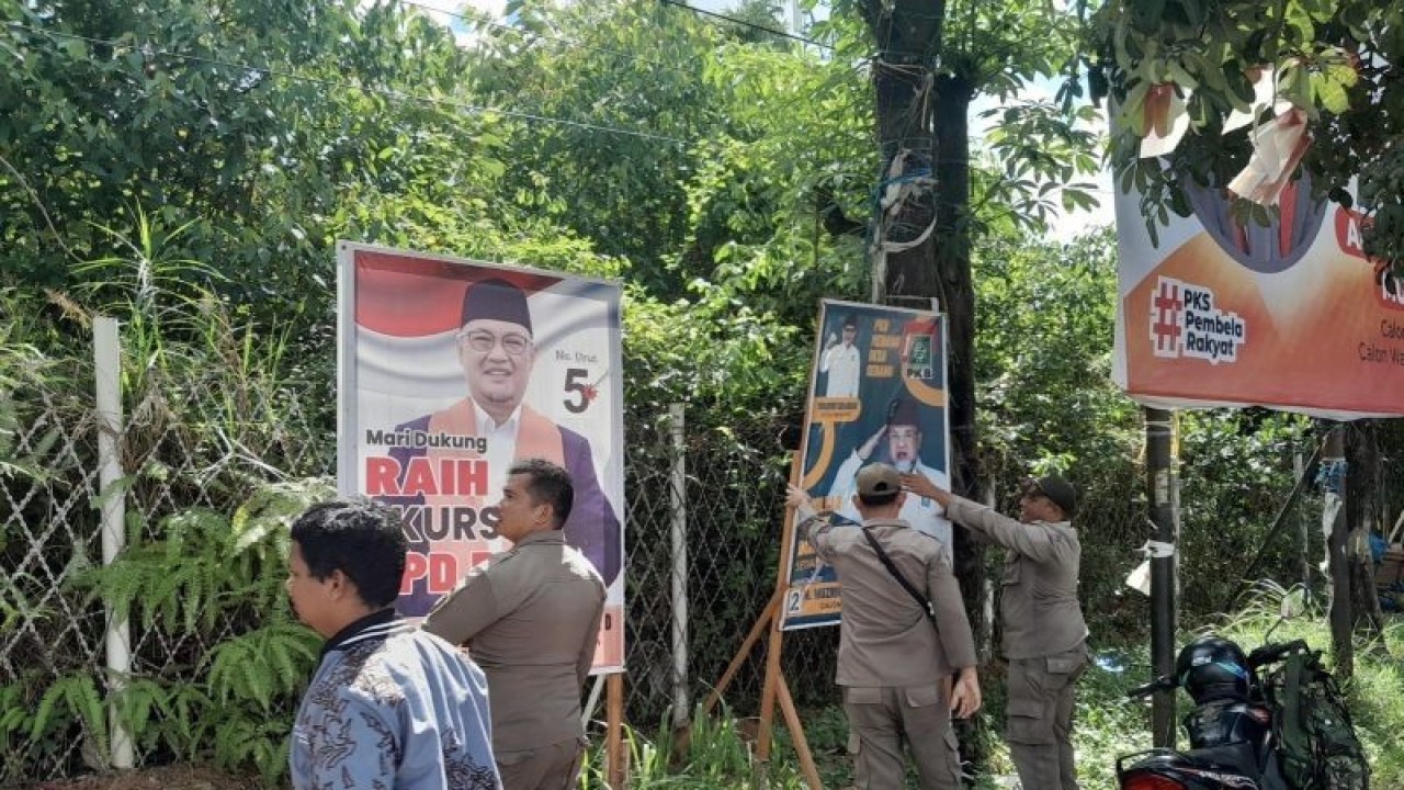 Bawaslu bersama Satpol PP Kota Batam saat melakukan penertiban APS yang melanggar aturan (ANTARA/Jessica)