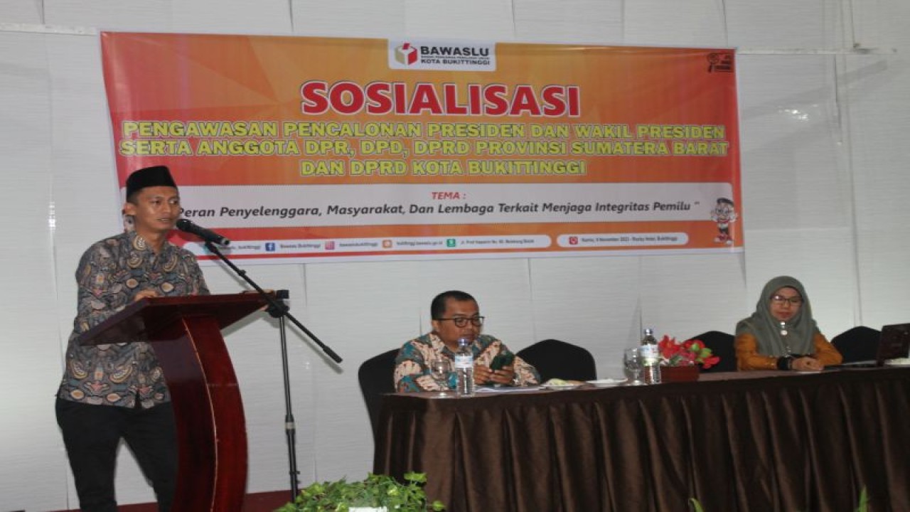 Komisioner Bawaslu Bukittinggi saat memberikan arahan dalam sosialisasi pengawasan pencalonan presiden dan wakil presiden, anggota DPR, DPD serta DPRD. Kemudian Bawaslu meminta fungsi pengawasan ditingkatkan untuk Pemilu berkualitas, Kamis (9/11/2023). Antara/Altas Maulana.