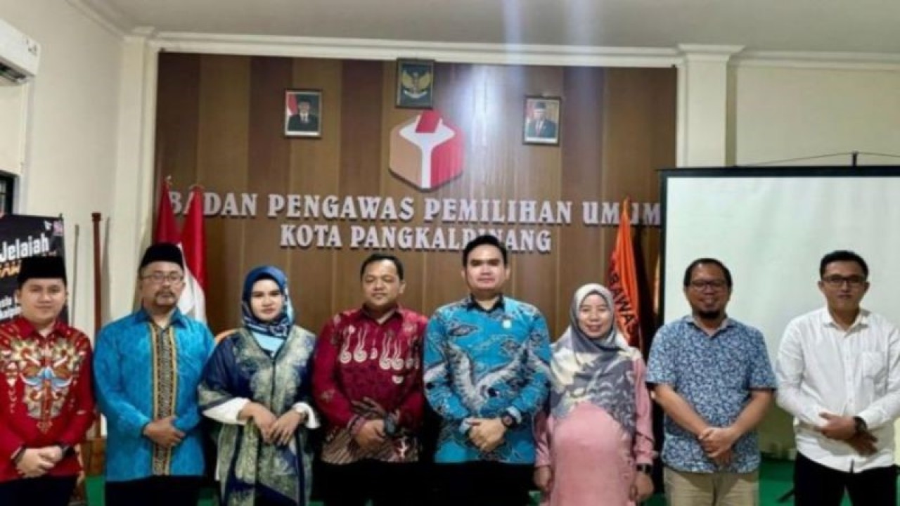 Anggota Bawaslu bersama KPU Kota Pangkalpinang foto bersama usai melakukan pertemuan guna menguatkan koordinasi dan sinergisitas antarlembaga untuk kesuksesan Pemilu 2024. (ANTARA/HO-Bawaslu Kota Pangkalpinang)