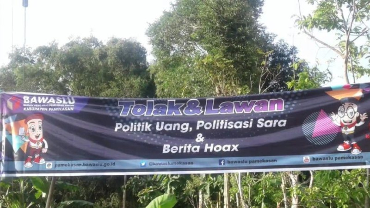 Spanduk tentang imbauan menolak praktik politik uang mulai beredar di sejumlah kecamatan di Kabupaten Pamekasan. (ANTARA/ HO-Bawaslu Pamekasan)
