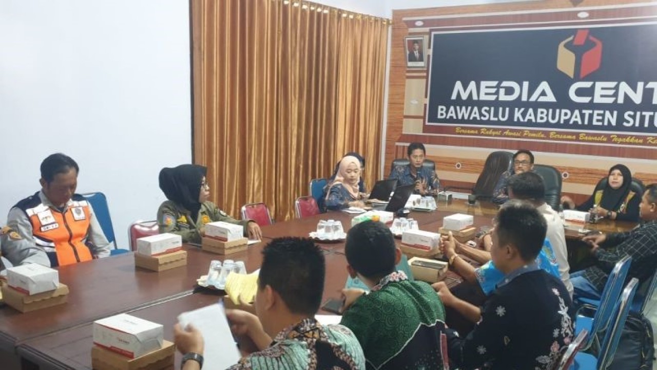 Bawaslu Situbondo bersama pemangku kepentingan rapat koordinasi rencana penertiban alat peraga sosialisasi atau gambar caleg. ANTARA/Novi Husdinariyanto