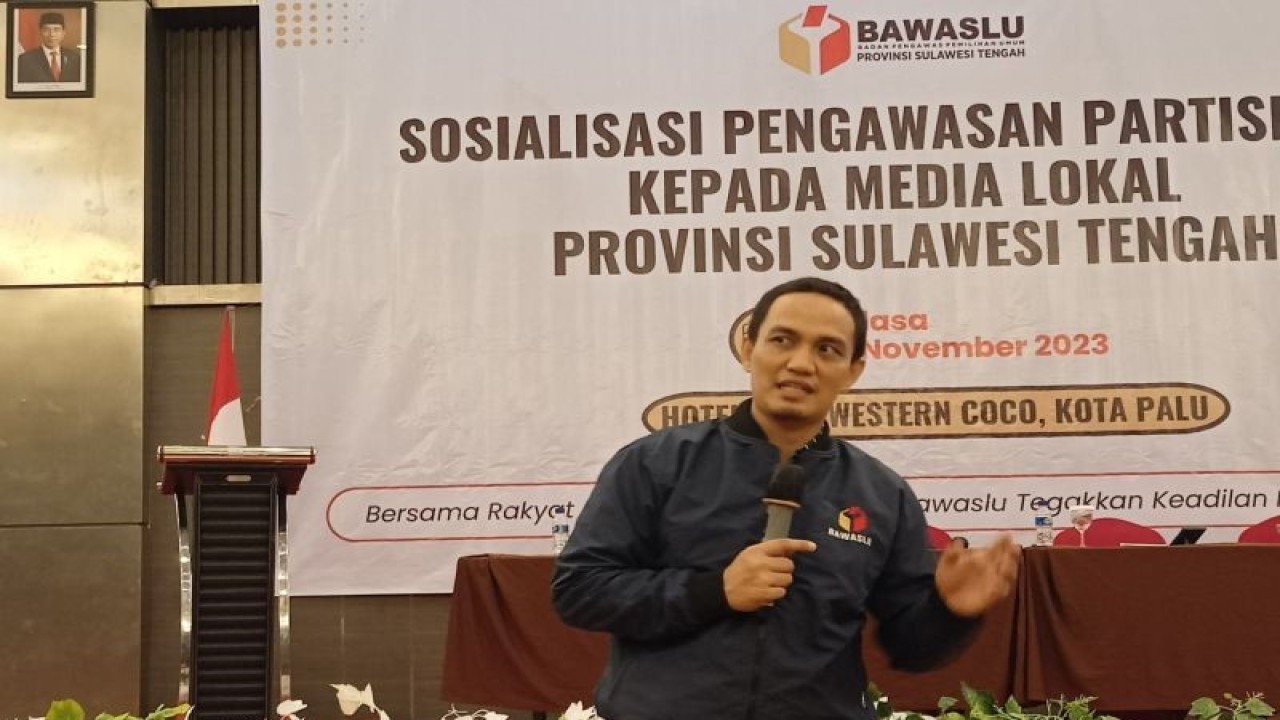 Ketua Bawaslu Sulawesi Tengah, Nasrun menjelaskan langkah-langkah pengawasan Pemilu 2024 dalam kegiatan sosialisasi pengawasan partisipasi kepada media di Sulteng yang berlangsung di Kota Palu, Selasa (21/11/2023). ANTARA/Moh Ridwan