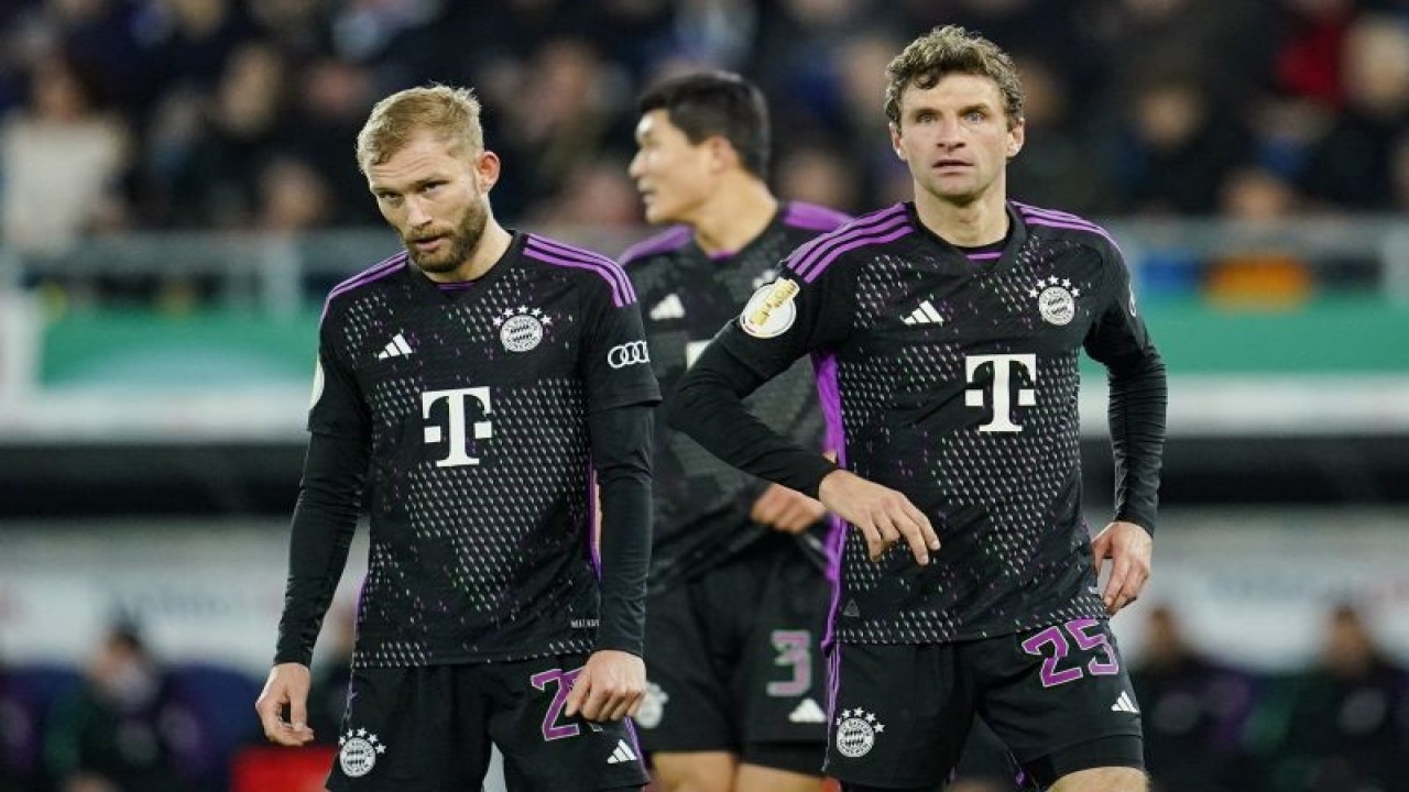 Dua pemain Bayern Munich yakni Konrad Laimer (kiri), dan Thomas Mueller (kanan) berjalan meninggalkan lapangan setelah timnya dikalahkan Saarbruecken, pada pertandingan putaran kedua Piala Jerman yang dimainkan di Stadion Ludwigspark, Saarbruecken, Rabu (1/11/2023). (ANTARA/AFP/UWE ANSPACH)