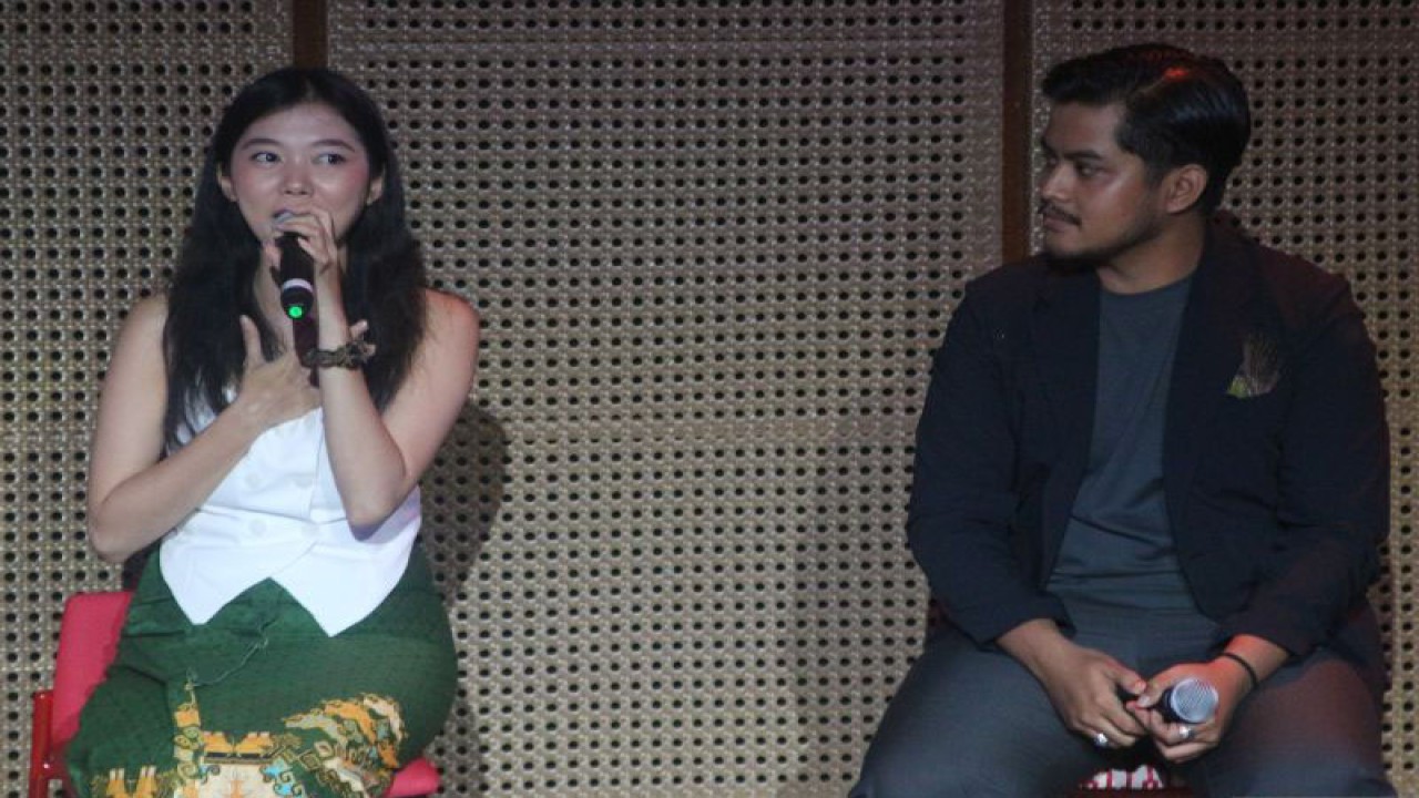 Aktor seni peran Bayu Reswandha (kanan) dan Ulan Laumi (kiri) saat sesi jumpa media usai pemutaran perdana drama musikal "Beranak dalam Kubur" di Galeri Indonesia Kaya Jakarta, Kamis (2/11/2023). (ANTARA/Ahmad Faishal)