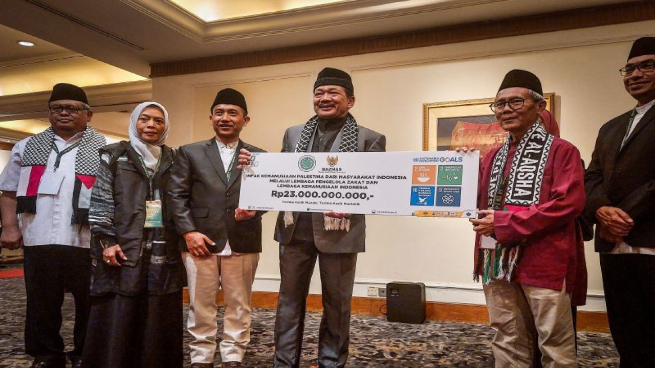 Ketua Baznas RI Noor Achmad menerima bantuan kemanusiaan untuk Palestina dari MUI yang diwakili Kepala bidang Kerja Sama dan Hubungan Luar Negeri MUI Sudarnoto Abdul Hakim di Jakarta, Jumat (17/11/2023). ANTARA/Erlangga Bregas Prakoso