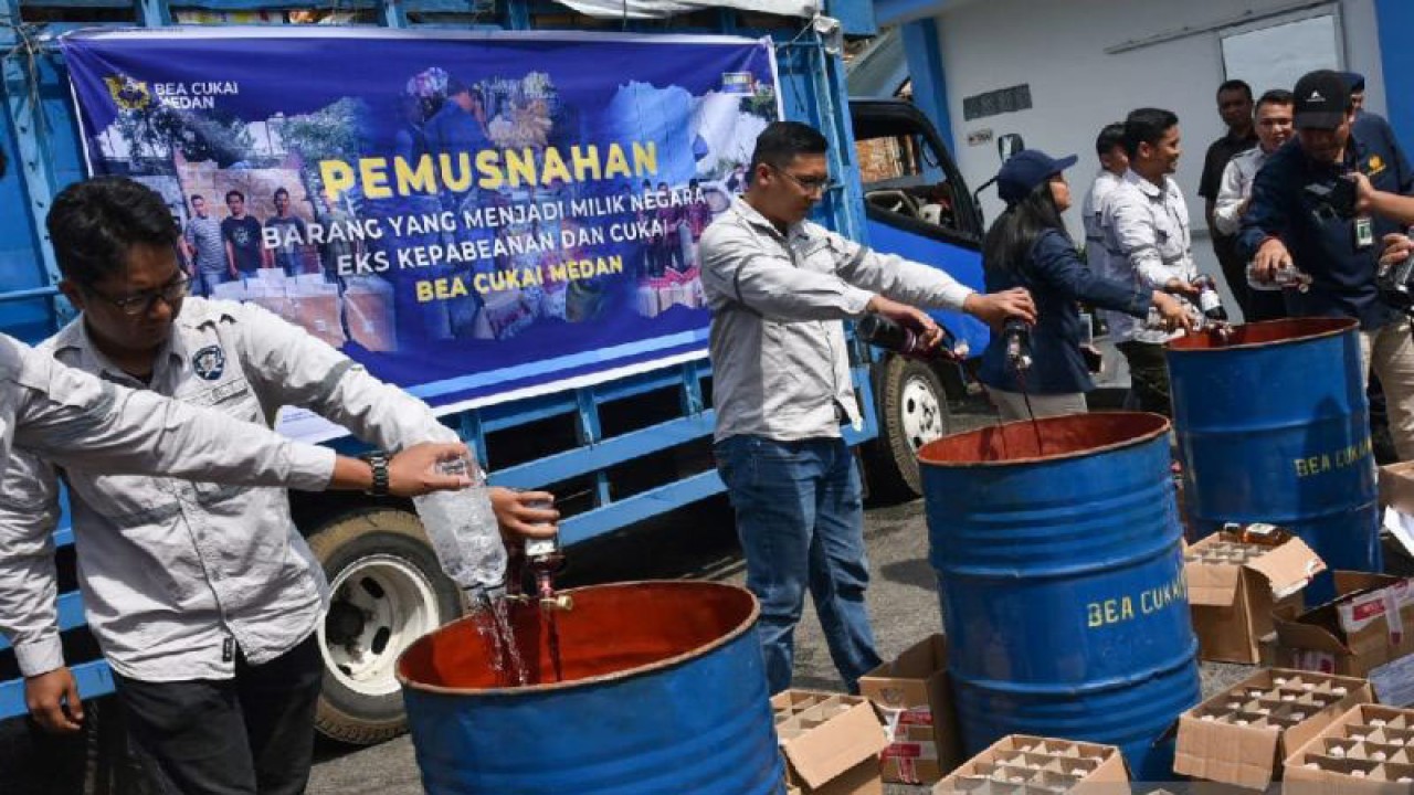 Kantor Pengawasan dan Pelayanan Bea dan Cukai Tipe Madya Pabean B Medan memusnahkan barang ilegal di Medan, Sumatera Utara, Rabu (1/11/2023). (ANTARA Foto/Fransisco Carolio)
