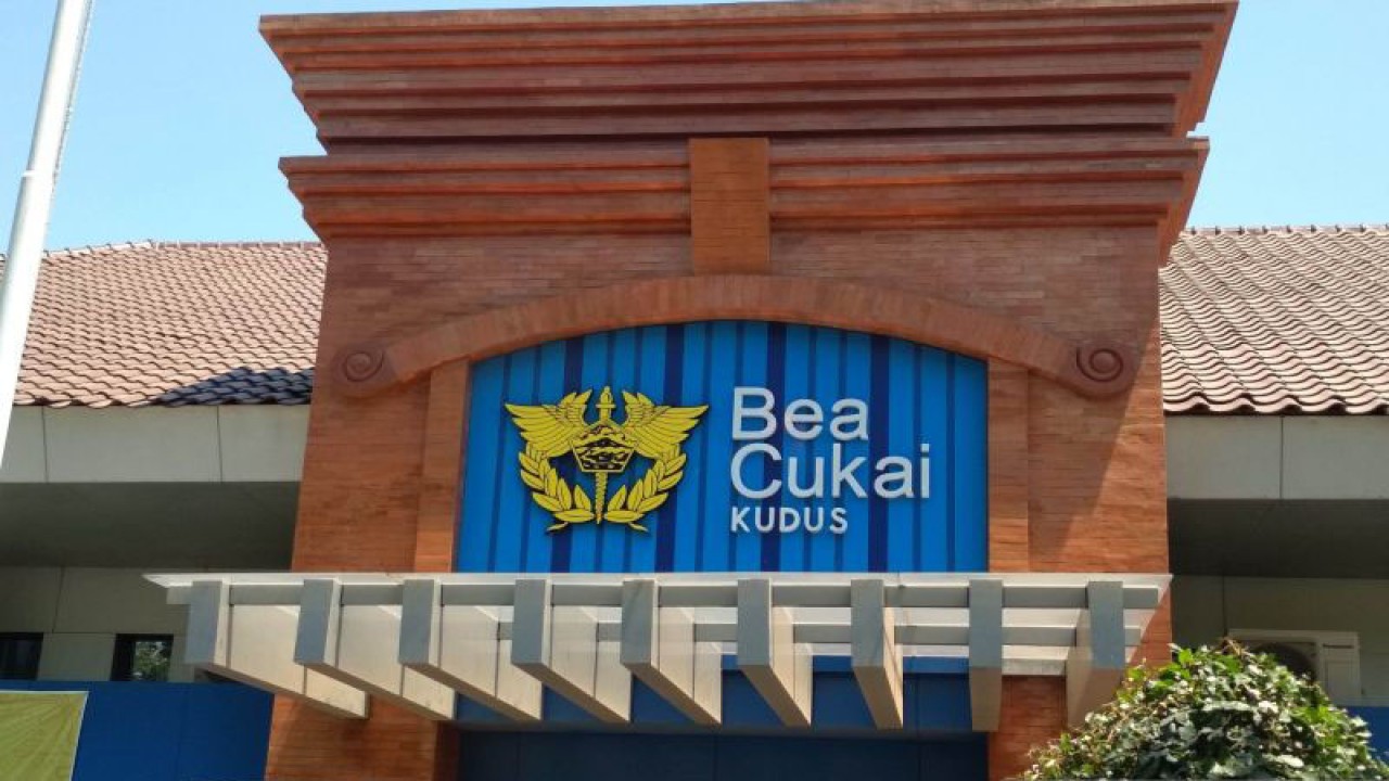 Kantor Pengawasan dan Pelayanan Bea Cukai (KPPBC) Tipe Madya Kudus, Jawa Tengah. (ANTARA/Akhmad Nazaruddin Lathif)