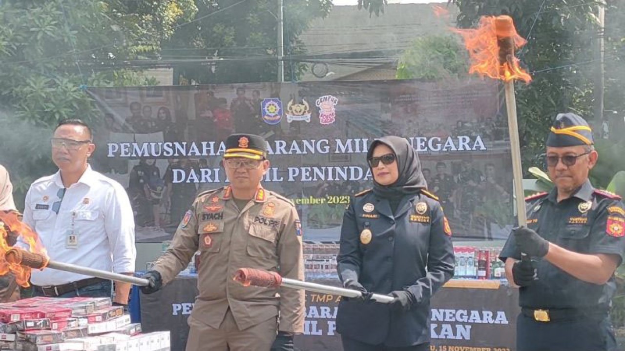 Kepala Kantor Wilayah Direktorat Jenderal Bea dan Cukai (DJBC) Jawa Barat Finari Manan (kedua dari kanan) bersama Kepala KPPBC TMP A Bogor Amin Tri Sobri (kesatu dari kanan) saat pemusnahan secara simbolik ribuan rokok ilegal, minuman beralkohol, dan tembakau iris di halaman KPPBC TMP A Bogor, Jawa Barat, Rabu (15/11/2023). ANTARA/Linna Susanti
