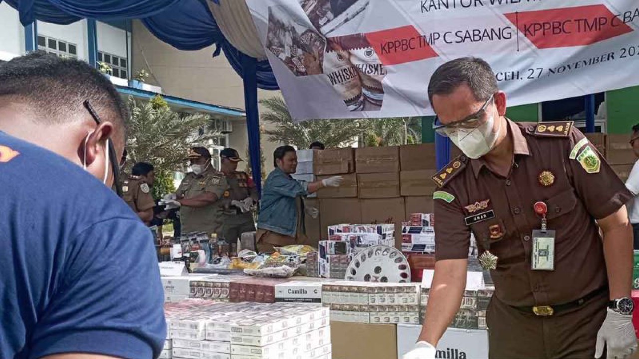 Jaksa Kejati Aceh memotong rokok ilegal dengan alat khusus pada pemusnahan barang ilegal di Kantor Wilayah Direktorat Jenderal Bea Cukai Aceh di Banda Aceh, Senin (27/11/2023). ANTARA/M Haris SA