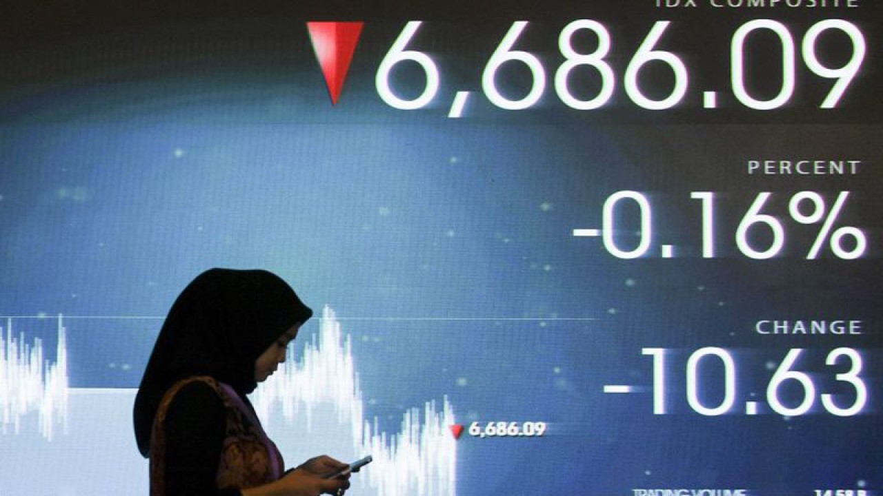 Ilustrasi - Pekerja berjalan di depan layar yang menampilkan pergerakan saham di Bursa Efek Indonesia, Jakarta, Selasa (4/7/2023). ANTARA FOTO/Hafidz Mubarak A/tom/aa.