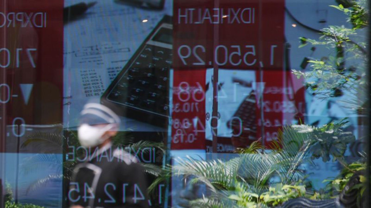 Layar menampilkan pergerakan perdagangan saham di Bursa Efek Indonesia (BEI), Jakarta, Senin (2/1/2023). ANTARA FOTO/Hafidz Mubarak A/foc.