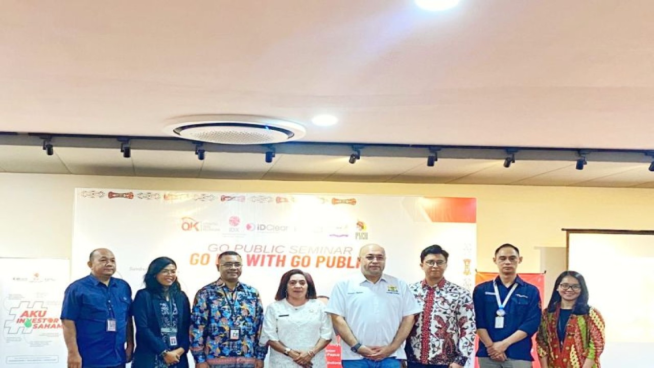 Foto bersama pada kegiatan workshop go public dengan tema Go Big with Go Public di Jayapura, Rabu (29/11). (ANTARA/HO- HUMAS BEI Papua)