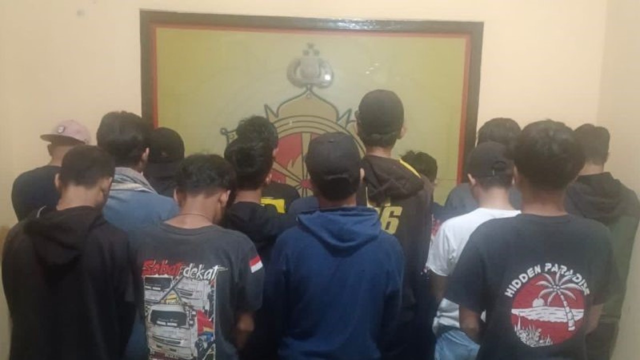 Belasan preman yang diciduk petugas gabungan dari Satrekrim Polres Sukabumi, Polsek Cikembar dan Cibadak di Jalan Lingkar Utara, Kabupaten Sukabumi, Jabar. Antara/Aditya Rohman