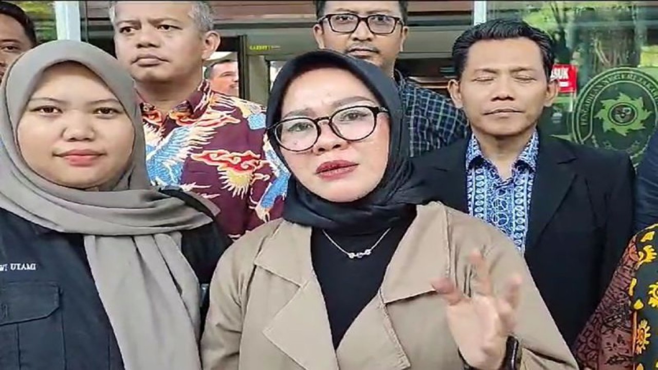 Juru bicara penggugat, Aan Rohaeni (kanan), menjelaskan tentang gugatan yang diajukan 13 warga Banyumas terhadap mantan Ketua Mahkamah Konstitusi (MK) Anwar Usman di Pengadilan Negeri Jakarta Pusat, Senin (13/11/2023). ANTARA/Dokumentasi Pribadi/Aan Rohaeni