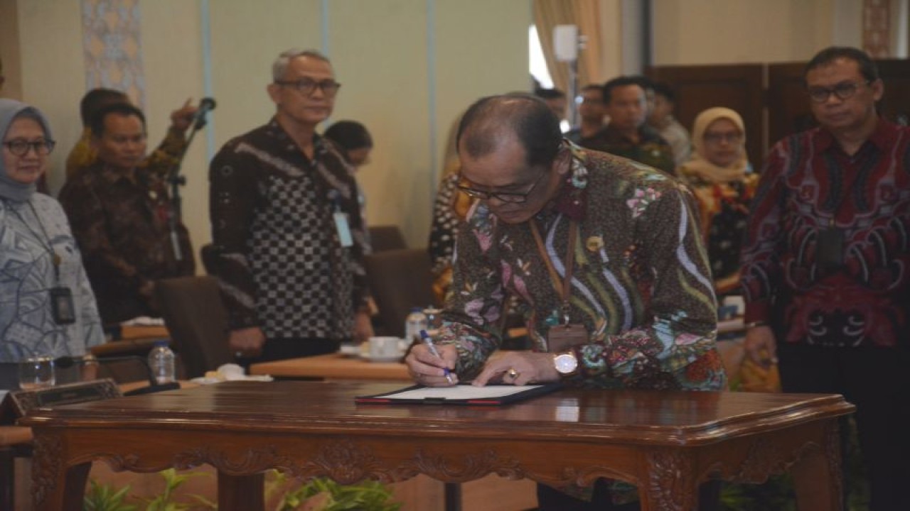 Sekretaris Daerah (Sekda) DIY Beny Suharsono mengawali penandatanganan pakta integritas netralitas ASN di Gedhong Pracimasana, Kompleks Kepatihan, Yogyakarta, Jumat (17/11/2023) (ANTARA/HO-Pemda DIY)