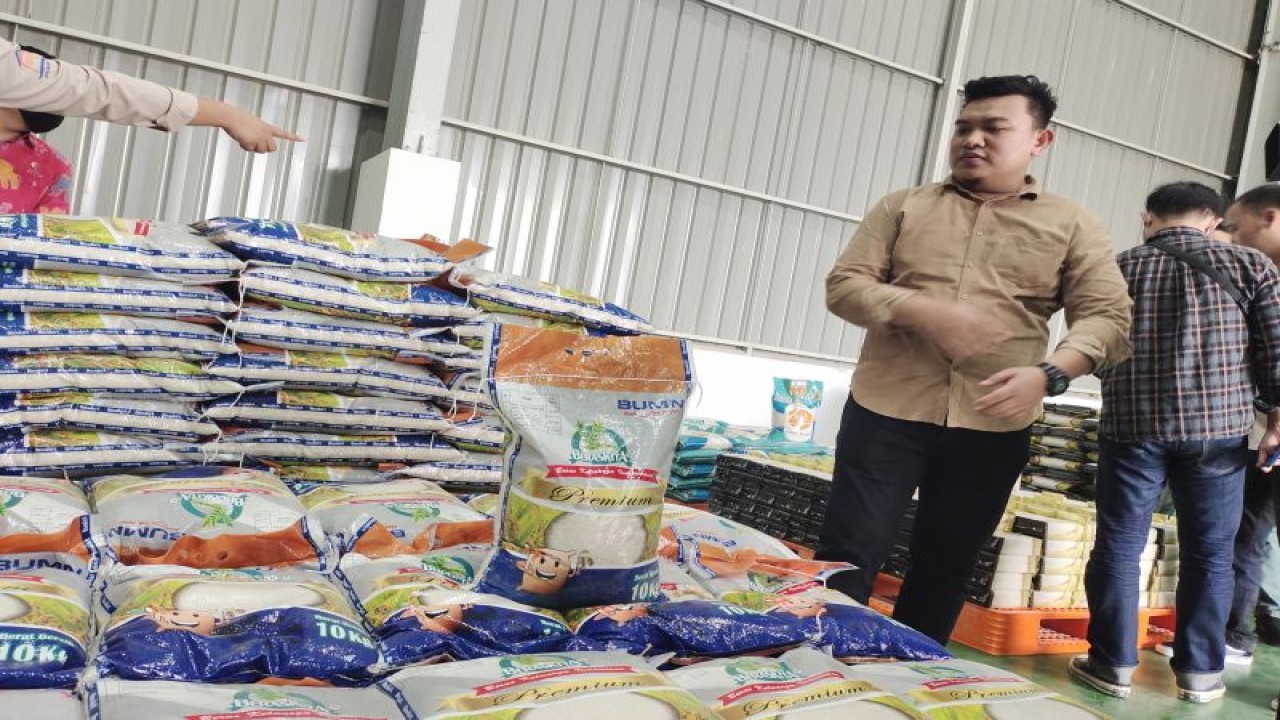 Stok beras premium yang dihasilkan oleh Modern Rice Milling Plant milik Bulog Lampung. ANTARA/Ruth Intan Sozometa Kanafi.