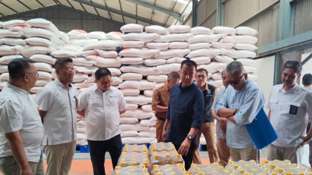 Penjabat (Pj) Gubernur Jawa Barat Bey Triadi Machmudin didampingi Pj Wali Kota Bandung Bambang Tirtoyuliono, Pimpinan Wilayah Bulog Jawa Barat (Jabar) Muhammad Attar Rizal, Kepala Bank Indonesia (BI) Perwakilan Jawa Barat Erwin Gunawan Hutapea dan para pejabat daerah lainnya, meninjau gudang Bulog Jawa Barat di Gedebage, Kota Bandung, Selasa (7/11/2023). (ANTARA/Ricky Prayoga)