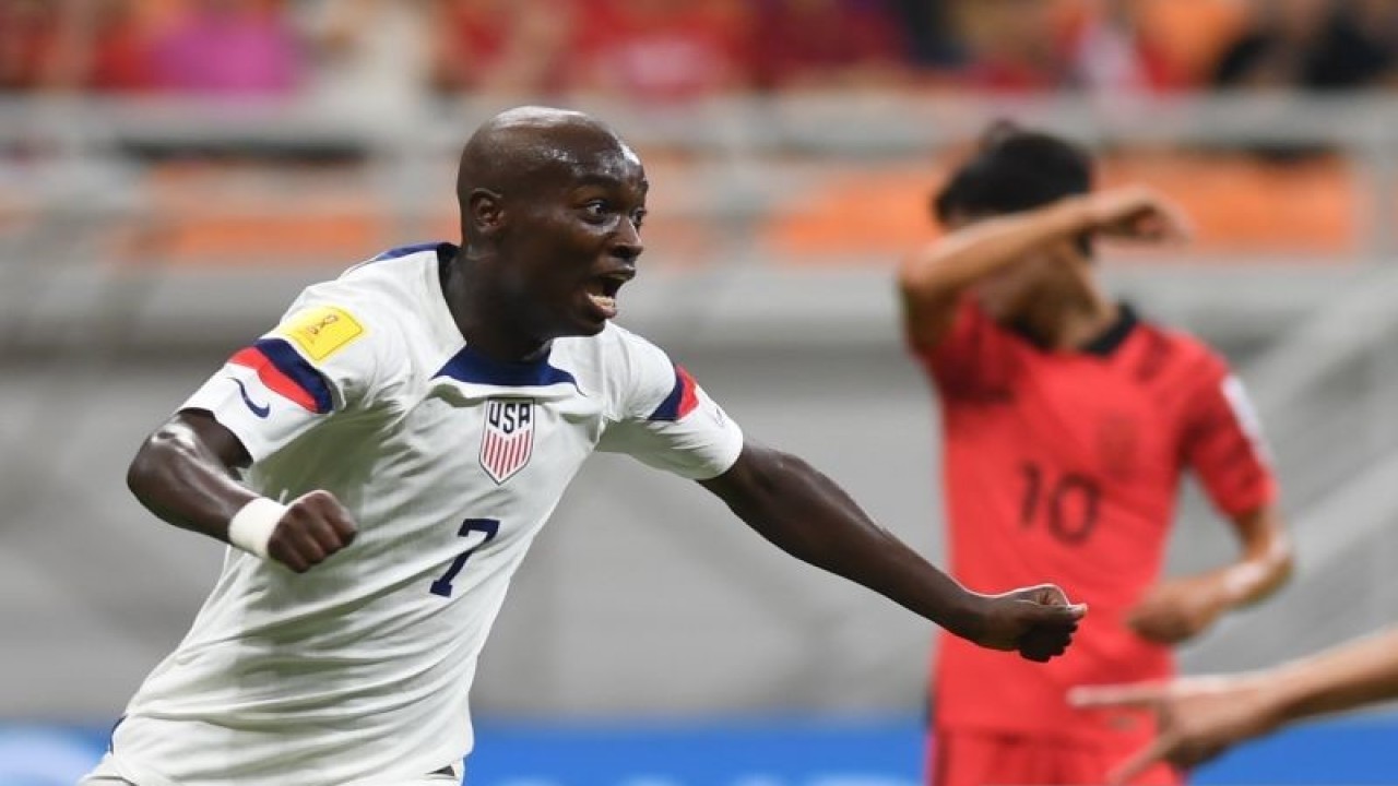 Pesepak bola Timnas Amerika Serikat Nimfasha Berchimas (kiri) meluapkan kegembiraannya seusai mencetak gol ke gawang Timnas Korea Selatan pada laga penyisihan Grup E Piala Dunia U-17 di Jakarta International Stadium, Jakarta, Minggu (12/11/2023). ANTARA FOTO/Akbar Nugroho Gumay/aww.