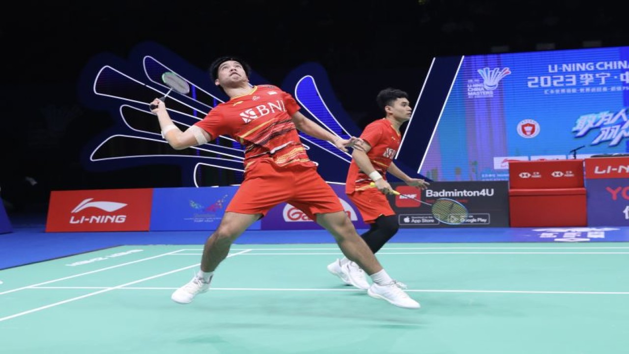 Pasangan ganda putra Indonesia Leo Rolly Carnando/Daniel Marthin saat berlaga di babak 16 besar China Masters 2023 di Shenzhen, China, Kamis (23/11/2023). (ANTARA/HO/PP PBSI)