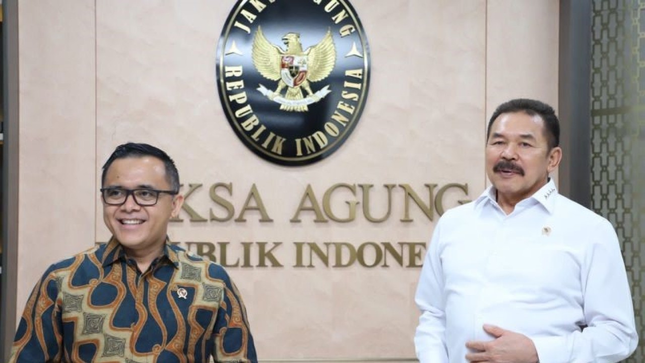 Menteri PANRB Abdullah Azwar Anas bersama Jaksa Agung ST Burhanuddin di Kantor Kejaksaan Agung, Kamis (23/11/2023). (ANTARA/HO-Humas Kementerian PANRB)