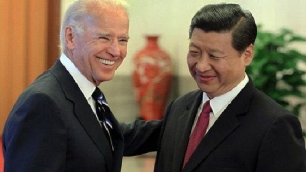 Arsip Foto - Joe Biden (kiri) saat masih menjabat Wapres AS bertemu Presiden China Xi Jinping dalam satu kesempatan di Balai Agung Rakyat China di Beijing pada tahun 2011. (ANTARA/China Daily/mii/am)