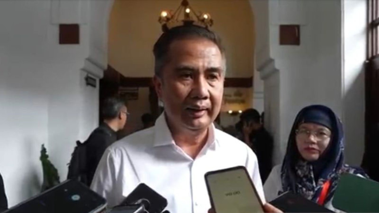 Penjabat (Pj) Gubernur Jawa Barat Bey Triadi Machmudin memberikan keterangan selepas Rapat Pimpinan (Rapim) di Gedung Sate Bandung, Kamis (2/11/2023). (ANTARA/Ricky Prayoga)